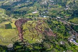Bilanţul deceselor în urma alunecării de teren şi a viiturii din Nepal a ajuns la 469